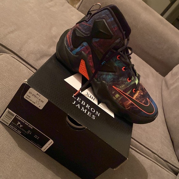 Women’s Black/Black-HYPR ORANGE LEBRON XIII (GS) size 7Y - Picture 2 of 4